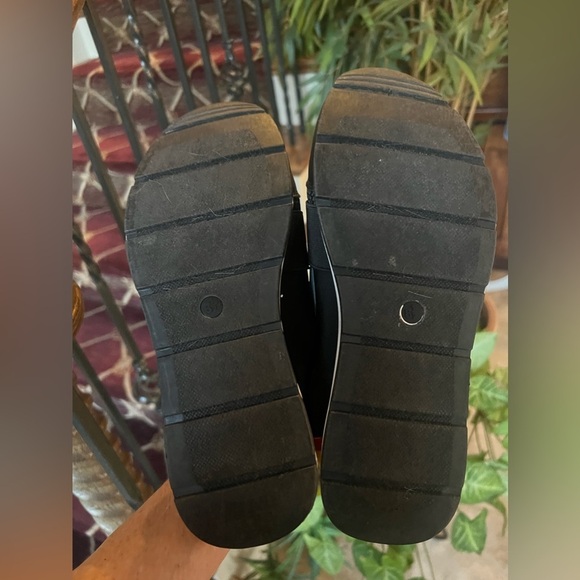 - Weeboo sneakers boys 7. Very good condition. Black blue red. Yellow water shoe - Picture 4 of 9